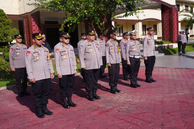 
 Direktur Lalu Lintas Polda Sulawesi Tenggara, Kombes Pol Dr. Argowiyono, S.H., S.I.K., M.Si., menghadiri apel pagi yang dilaksanakan di Lapangan Gajah Mada Polda Sultra. Foto: Istimewa