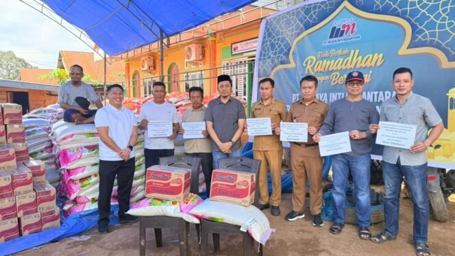 
 Foto bersama usai penyaluran paket bahan pokok kepada masyarakat lingkar tambang. Foto: Istimewa