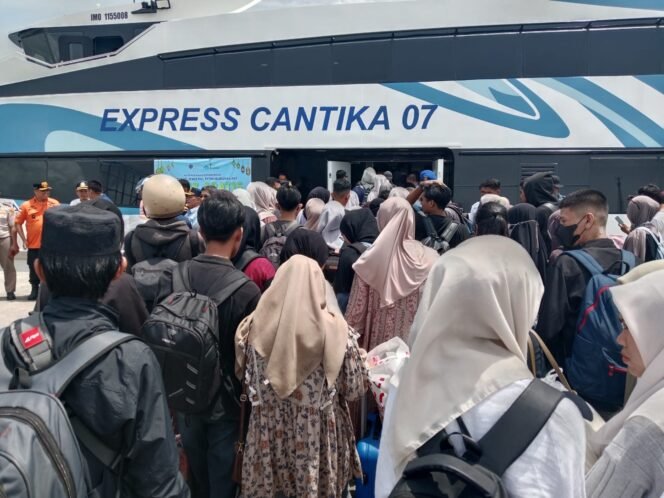 
 Sejumlah penumpang Kapal Dharma Indah Kendari-Raha. Foto: Istimewa