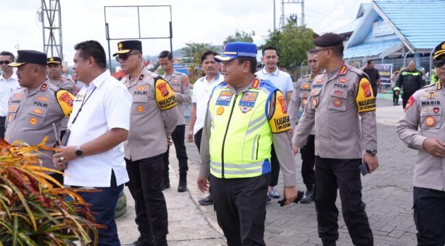 Kapolda Sulawesi Tenggara Irjen Pol Didik Agung Widjanarko bersama jajaran pejabat utama Polda Sultra melaksanakan patroli dan pemantauan di sejumlah objek wisata serta pos pengamanan di Kota Kendari. Foto: Istimewa