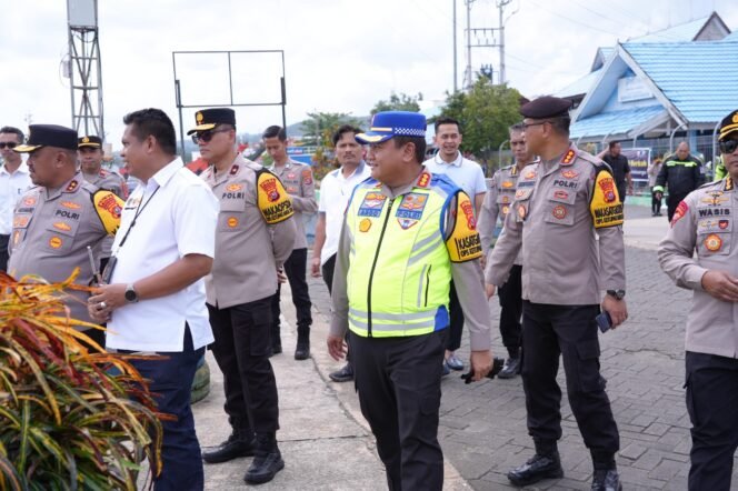 
 Kapolda Sulawesi Tenggara Irjen Pol Didik Agung Widjanarko bersama jajaran pejabat utama Polda Sultra melaksanakan patroli dan pemantauan di sejumlah objek wisata serta pos pengamanan di Kota Kendari. Foto: Istimewa