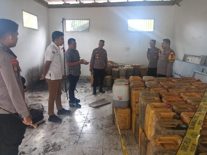 
 Polisi mengamankan ratusan jeriken solar diduga diperdagangkan secara ilegal di Buton. Foto: Istimewa