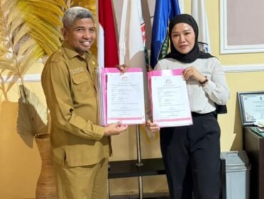 CEO Gojo Kendari, Sarlita Yohana Abidin, bersama Kepala SMA Negeri 4 Kendari, Liyu, S.Pd., M.Pd., usai menandatangani MoU. Foto: Istimewa