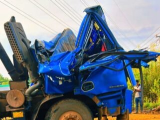 Kondisi mobil dump truk usai tertimpa portal gerbang di kawasan PT VDNI Konawe. Foto:istimewa