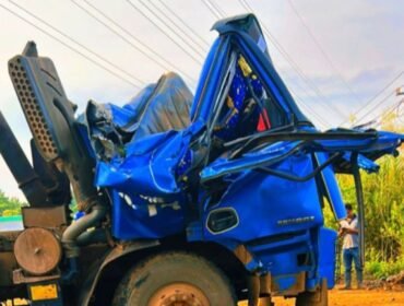 Kondisi mobil dump truk usai tertimpa portal gerbang di kawasan PT VDNI Konawe. Foto:istimewa