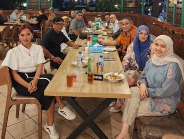 Foto bersama usai berbuka puasa dengan Ketua umum JMSI Pusat, dan pengurus JMSI Jakarta. Foto: Istimewa