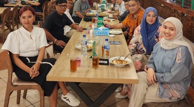 Foto bersama usai berbuka puasa dengan Ketua umum JMSI Pusat, dan pengurus JMSI Jakarta. Foto: Istimewa