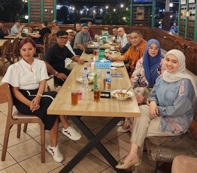
 Foto bersama usai berbuka puasa dengan Ketua umum JMSI Pusat, dan pengurus JMSI Jakarta. Foto: Istimewa