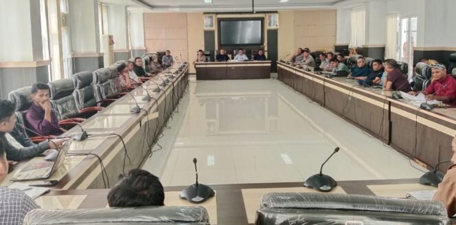  
Rapat Dengar Pendapat (RDP) di DPRD Kota Kendari menyoroti dugaan pelanggaran aktivitas hauling ore nikel yang dilakukan PT ST Nikel Resources menuju jetty PT Tiara Abadi Sentosa. Foto: Istimewa
