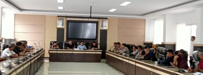 
 DPRD Kota Kendari melalui Komisi I dan Komisi III menggelar Rapat Dengar Pendapat (RDP) terkait aktivitas hauling ore nikel. Foto: Istimewa