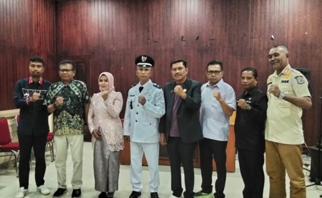 
 Foto bersama usai pelantikan Kepala Desa Wawesa. Foto: Istimewa