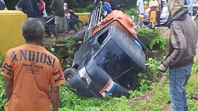 
 Mobil pikap Suzuki Carry terjun ke sisi jembatan di Katobu Muna. Foto: istimewa