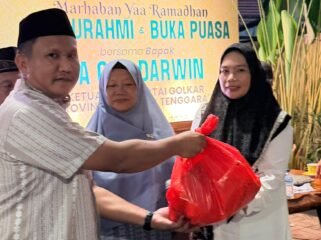 Ketua DPD Golkar Sultra, La Ode Darwin saat memberikan paket sembako kepada warga Kelurahan Pondambea Kendari. Foto: Istimewa