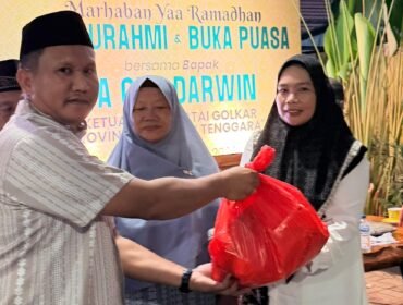 Ketua DPD Golkar Sultra, La Ode Darwin saat memberikan paket sembako kepada warga Kelurahan Pondambea Kendari. Foto: Istimewa
