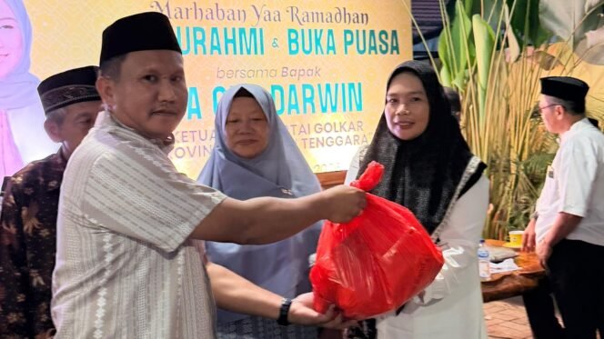 
 Ketua DPD Golkar Sultra, La Ode Darwin saat memberikan paket sembako kepada warga Kelurahan Pondambea Kendari. Foto: Istimewa