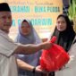Ketua DPD Golkar Sultra, La Ode Darwin saat memberikan paket sembako kepada warga Kelurahan Pondambea Kendari. Foto: Istimewa