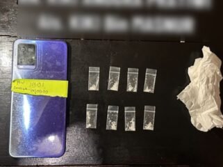 Polisi sita barang bukti 8 saset sabu dan satu handphone milik tersangka KAP (35). Foto: Istimewa