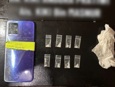 Polisi sita barang bukti 8 saset sabu dan satu handphone milik tersangka KAP (35). Foto: Istimewa