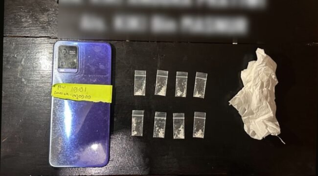 Polisi sita barang bukti 8 saset sabu dan satu handphone milik tersangka KAP (35). Foto: Istimewa
