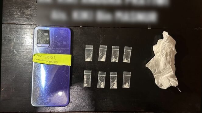 
 Polisi sita barang bukti 8 saset sabu dan satu handphone milik tersangka KAP (35). Foto: Istimewa