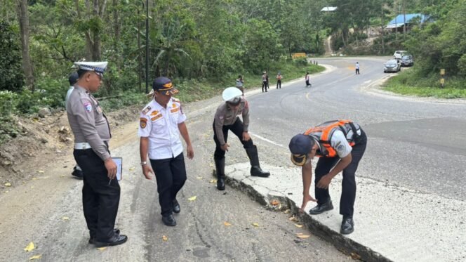 
 Sat Lantas Polres Kolaka melakukan survei jalan terpadau di sejumlah titik rawan di Kolaka. Foto: Istimewa