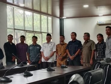 Aspirator dari Aliansi Pemerhati Keadilan (ARPEKA) Sultra bersama Komisi III DPRD Sultra dan dinas terkait berpose usai RDP. Foto: Istimewa