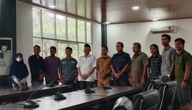 
 Aspirator dari Aliansi Pemerhati Keadilan (ARPEKA) Sultra bersama Komisi III DPRD Sultra dan dinas terkait berpose usai RDP. Foto: Istimewa