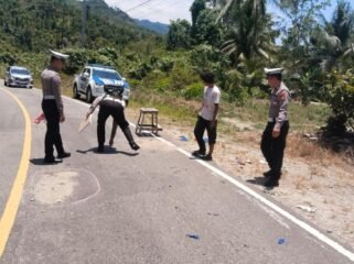 Petugas Sat Lantas Polres Kolaka Utara melakukan olah tempat kejadian perkara (TKP) di lokasi kecelakaan yang menewaskan pengendara motor di Kolaka Utara. Foto: Istimewa