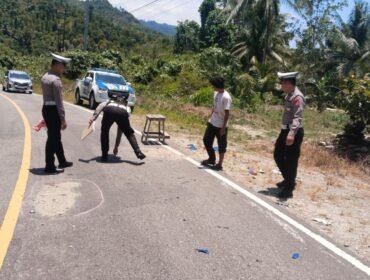 Petugas Sat Lantas Polres Kolaka Utara melakukan olah tempat kejadian perkara (TKP) di lokasi kecelakaan yang menewaskan pengendara motor di Kolaka Utara. Foto: Istimewa