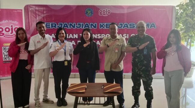 Perwakilan Gojo Kendari, Kepala Koperasi Lanud Halu Oleo, Letda Lek Zainal Muttaqin, dan Komandan Lanud Haluoleo, Kolonel Pnb Tarmuji Hadi Susanto berpose usai penandatangan MoU pengoperasian layanan aplikasi transportasi online Gojo di Bandar Udara Halu Oleo. Foto: Penafaktual.com