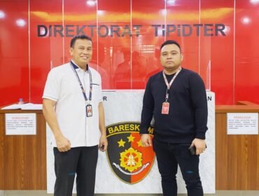 
Ampuh Sultra melaporkan Kepala Desa Lelewawo, Kecamatan Batu Putih, Kabupaten Kolaka Utara ke Mapolda Sultra. Foto: Istimewa
