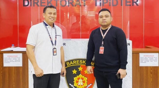 
Ampuh Sultra melaporkan Kepala Desa Lelewawo, Kecamatan Batu Putih, Kabupaten Kolaka Utara ke Mapolda Sultra. Foto: Istimewa
