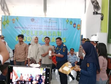 Kepala KSOP Kelas II Kendari, Capt. Rahman saat menyerahkan tiket gratis kepada calon peserta mudik. Foto: Penafaktual.com