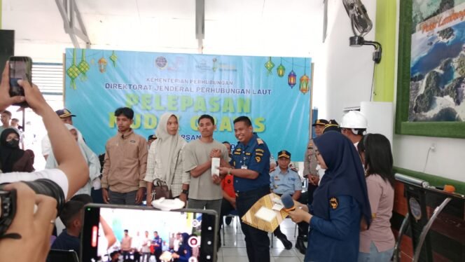 
 Kepala KSOP Kelas II Kendari, Capt. Rahman saat menyerahkan tiket gratis kepada calon peserta mudik. Foto: Penafaktual.com