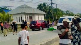 Sejumlah warga terlihat berkerumun di lokasi kecelakaan yang menewaskan seorang anggota TNI AL di Konsel. Foto: Istimewa