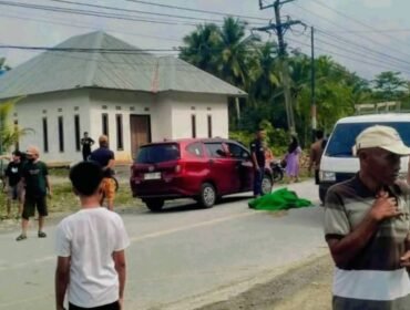Sejumlah warga terlihat berkerumun di lokasi kecelakaan yang menewaskan seorang anggota TNI AL di Konsel. Foto: Istimewa
