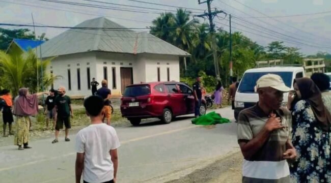 Sejumlah warga terlihat berkerumun di lokasi kecelakaan yang menewaskan seorang anggota TNI AL di Konsel. Foto: Istimewa