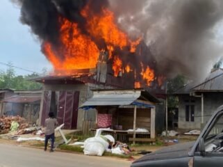 Ruko dua lantai di Kecamatan Watoputeh, Muna terbakar pada Kamis, 19 Maret 2026. Foto: Istimewa