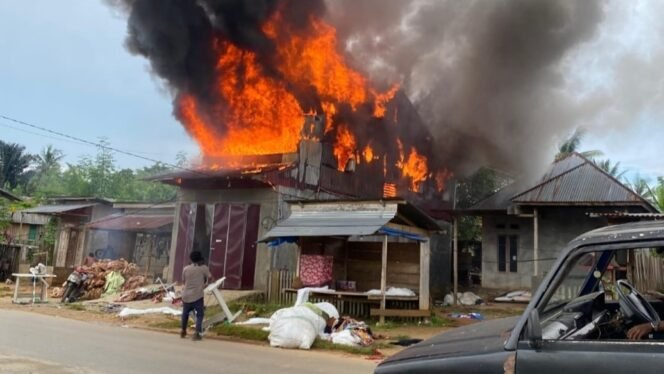 
 Ruko dua lantai di Kecamatan Watoputeh, Muna terbakar pada Kamis, 19 Maret 2026. Foto: Istimewa