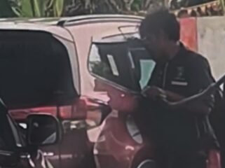 Screenshot video seorang petugas SPBU PT Silviana Energy mengusi BBM lewat pintu mobil. Foto: Istimewa