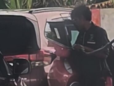 Screenshot video seorang petugas SPBU PT Silviana Energy mengusi BBM lewat pintu mobil. Foto: Istimewa