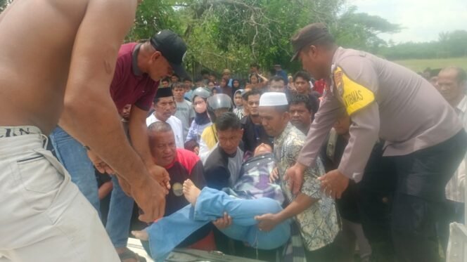
 Jenazah korban kecelakaan saat dievakuasi oleh petugas dan warga di Desa Liabalo, Kontunaga. Foto: Istimewa