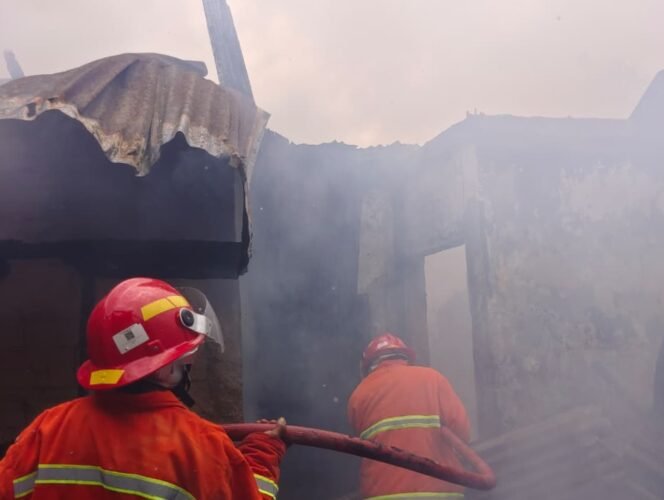 
 Petugas pemadam kebakaran saat melakukan proses pemadaman api di lokasi kejadian. Foto: Istimewa