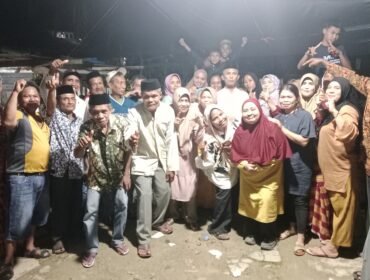 Masyarakat Desa Wawesa bersama kepala desa berfoto di sela-sela acara syukuran. Foto: Penafaktual.com