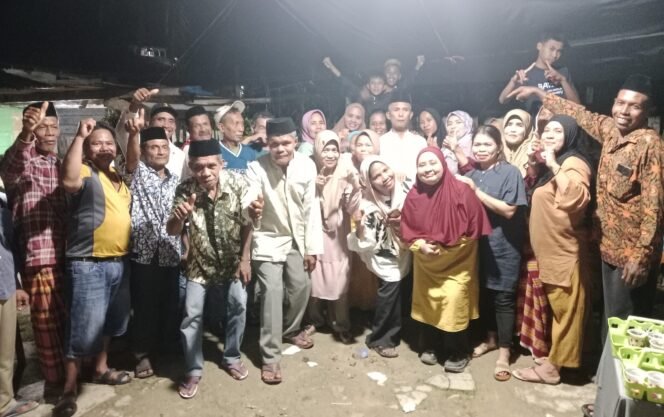 
 Masyarakat Desa Wawesa bersama kepala desa berfoto di sela-sela acara syukuran. Foto: Penafaktual.com