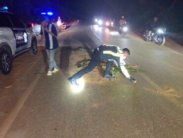 Personel Sat Lantas Polres Kolaka saat melakukan olah TKP di lokasi kecelakaan. Foto: Istimewa