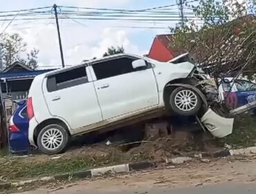 Mobil Suzuki Karimun kehilangan kendali dan menabrak tiang lampu jalan di Konawe Selatan. Foto: Istimewa