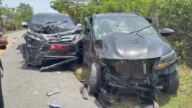 Dua unit mobil rombongan Pemprov Sultra terlibat kecelakaan di Buton. Foto: Istimewa