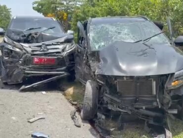 Dua unit mobil rombongan Pemprov Sultra terlibat kecelakaan di Buton. Foto: Istimewa