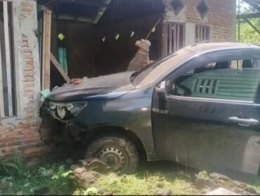 Mobil Toyota Hilux tabrak rumah warga di Konawe Utara. Foto: Istimewa